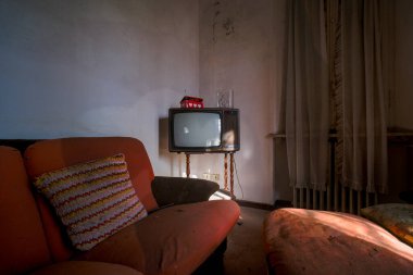 Terk edilmiş eski kraliyet evindeki yemek odası. Yüksek kalite fotoğraf