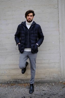 Sakallı ve kalın ceketli yakışıklı İtalyan. Yüksek kalite fotoğraf