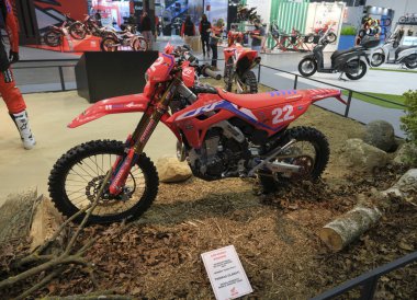 Milano, İtalya - 2021 11: Eicma Milano Bisiklet Fuarı Thomas Oldrati Honda Red Moto Enduro. Yüksek kalite fotoğraf