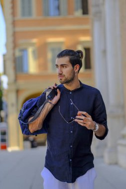 Kasabada mavi gömlekli yakışıklı, koyu renk saçlı bir İtalyan. Yüksek kalite fotoğraf