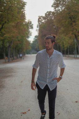 Parma Düklüğü 'nde gömlek giyen yakışıklı, koyu renk saçlı bir İtalyan çocuk. Yüksek kalite fotoğraf