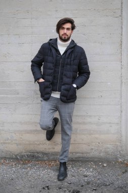 Sakallı ve kalın ceketli yakışıklı İtalyan. Yüksek kalite fotoğraf