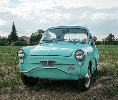 Reggio Emilia, İtalya: 2021-08-10 Autobianchi Bianchina Spiaggina güzel restore edilmiş turkuaz klasik araba. Yüksek kalite fotoğraf