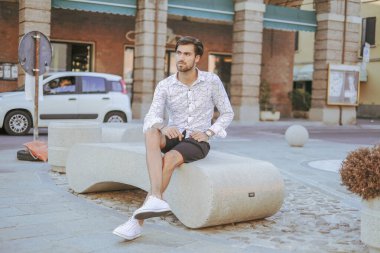 Yakışıklı, siyah saçlı İtalyan çocuk Bermuda 'da şehir merkezinde yürüyor. Yüksek kalite fotoğraf