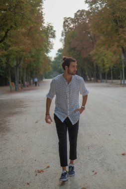 Parma Düklüğü 'nde gömlek giyen yakışıklı, koyu renk saçlı bir İtalyan çocuk. Yüksek kalite fotoğraf