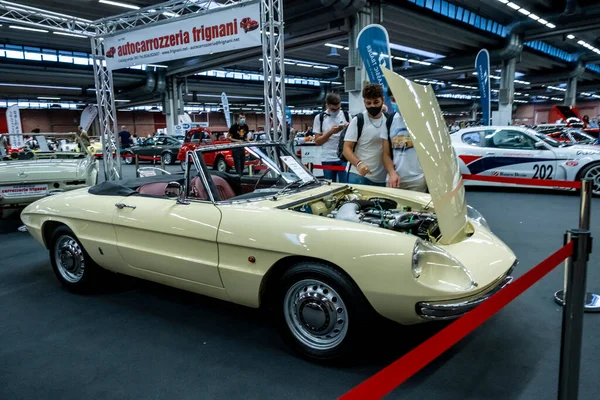 Modena, İtalya - 2021 07 04: Motor Vadisi Festivali arabası Alfa Romeo Duetto ile buluşuyor. Yüksek kalite fotoğraf