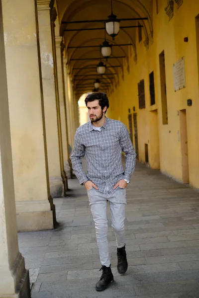 Yakışıklı, koyu renk saçlı İtalyan çocuk atari salonlarının altında geziniyor. Yüksek kalite fotoğraf