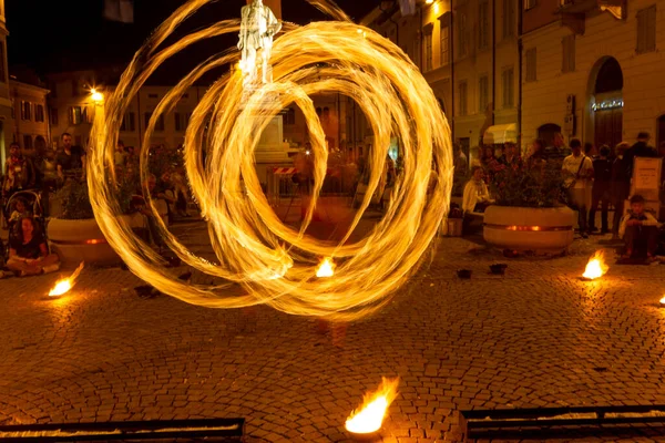 Reggio Emilia, İtalya: 2013 09: Ateş yutan hokkabazların yüksek kaliteli fotoğraflarıyla meydanda 14 halk etkinliği