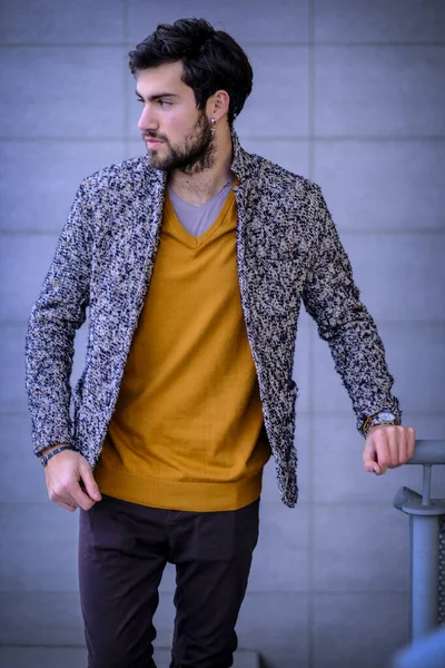 Uzun bir binanın çatısındaki yakışıklı, siyah saçlı adam. Yüksek kalite fotoğraf