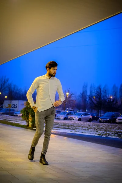 Bonito Italiano Cabelos Escuros Com Camisa Branca Foto Alta Qualidade — Fotografia de Stock