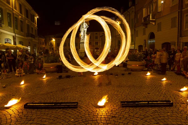 Reggio Emilia, İtalya: 2013 09: Ateş yutan hokkabazların yüksek kaliteli fotoğraflarıyla meydanda 14 halk etkinliği