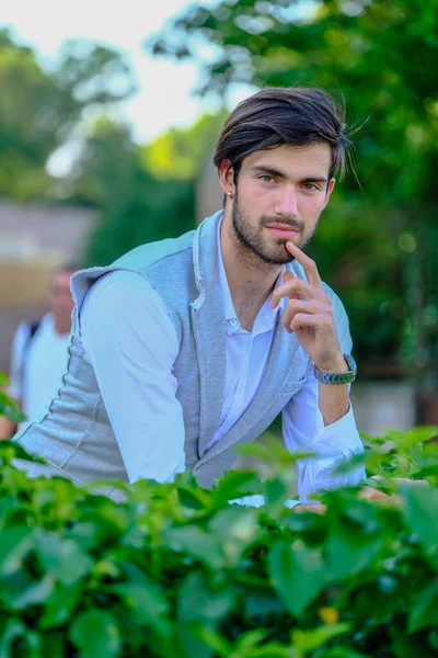 Yelekli yakışıklı, koyu renk saçlı bir İtalyan. Yüksek kalite fotoğraf