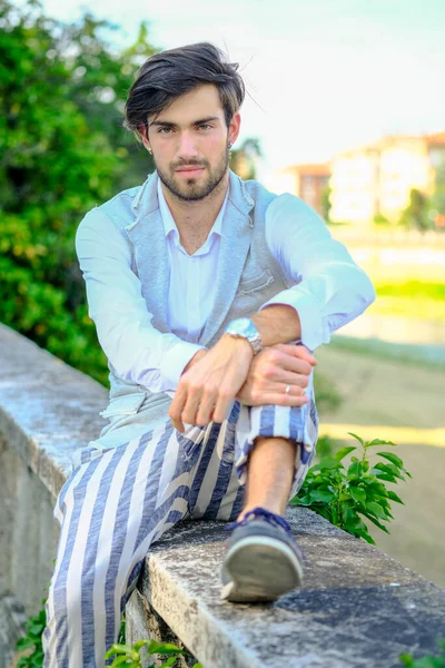 Yelekli yakışıklı, koyu renk saçlı bir İtalyan. Yüksek kalite fotoğraf