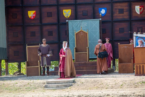 Canossa, Reggio Emilia - İtalya - 2019 01 07 Ortaçağ tarihi yeniden canlandırması Martilde di Canossa halkının temalı elbiseleri. Yüksek kalite fotoğraf