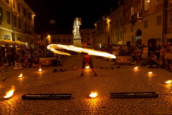 Reggio Emilia Włochy 2013 Impreza Publiczna Placu Żonglerem Pożerającym Ogień — Zdjęcie stockowe