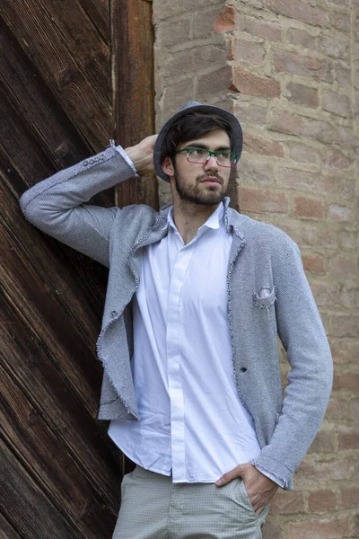 Yakışıklı, siyah saçlı, zarif şapkalı ve gözlüklü bir İtalyan. Yüksek kalite fotoğraf