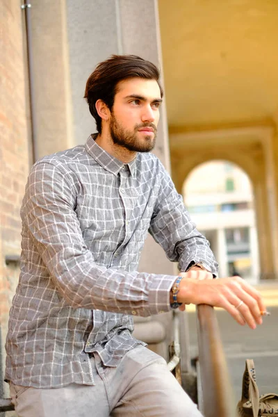 Yakışıklı, koyu renk saçlı İtalyan çocuk atari salonlarının altında geziniyor. Yüksek kalite fotoğraf