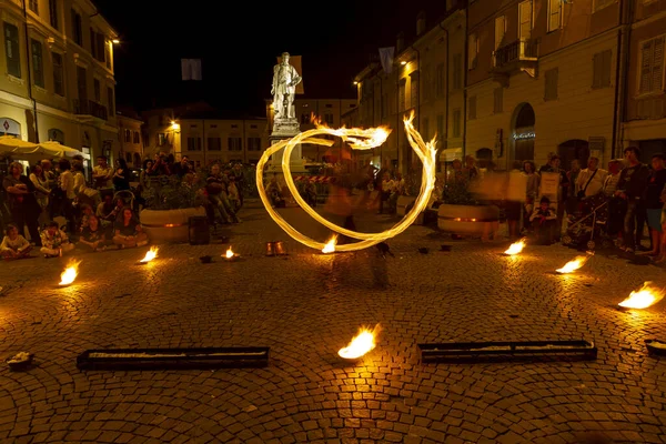 Reggio Emilia Włochy 2013 Impreza Publiczna Placu Żonglerem Pożerającym Ogień — Zdjęcie stockowe