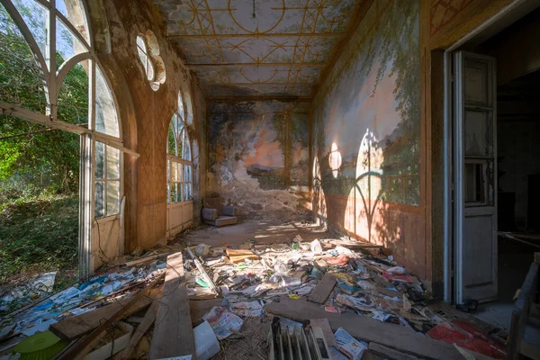 Couloir Avec Vitraux Fresques Dans Une Ancienne Maison Abandonnée Photo — Photo