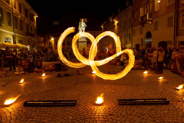 Reggio Emilia, İtalya: 2013 09: Ateş yutan hokkabazların yüksek kaliteli fotoğraflarıyla meydanda 14 halk etkinliği