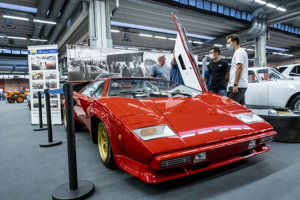 Modena, İtalya - 2021 07 04: Motor Vadisi Festivali arabası Lamborghini Countach ile buluşuyor. Yüksek kalite fotoğraf