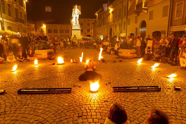 Reggio Emilia Olaszország 2013 Nyilvános Rendezvény Téren Tűzevő Zsonglőrrel Kiváló — Stock Fotó