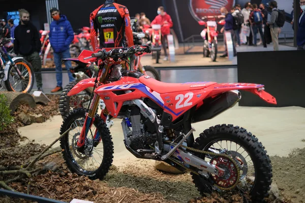 Milano, İtalya - 2021 11: Eicma Milano Bisiklet Fuarı Thomas Oldrati Honda Red Moto Enduro. Yüksek kalite fotoğraf