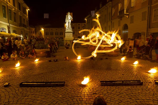 Reggio Emilia Italy 2013 Public Event Square Fire Eating Juggler — 图库照片