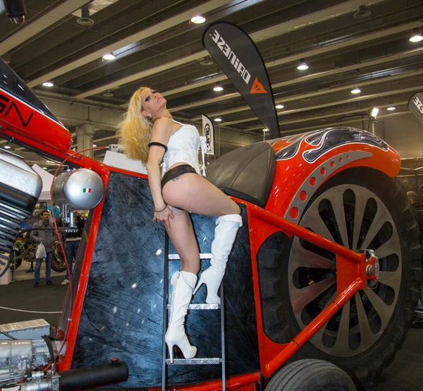 Verona, İtalya - 2018 01 16 Verona Bisiklet Fuarı Özel ve Bisikletli sarışın seksi kız. Yüksek kalite fotoğraf