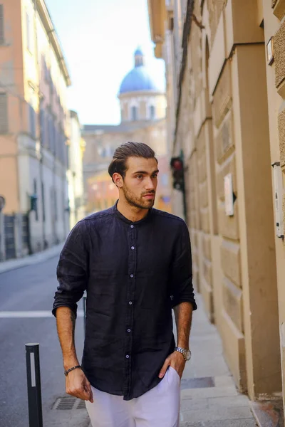 Bonito Italiano Cabelos Escuros Com Camisa Azul Cidade Foto Alta — Fotografia de Stock