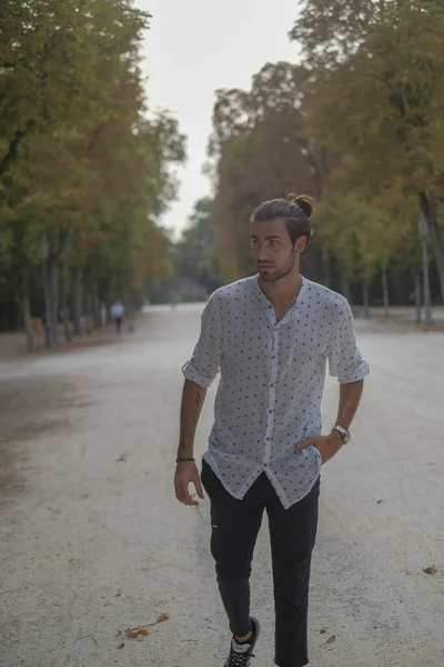 Parma Düklüğü 'nde gömlek giyen yakışıklı, koyu renk saçlı bir İtalyan çocuk. Yüksek kalite fotoğraf