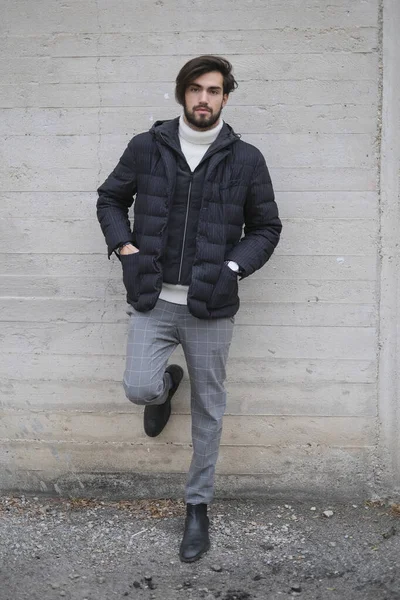 Sakallı ve kalın ceketli yakışıklı İtalyan. Yüksek kalite fotoğraf