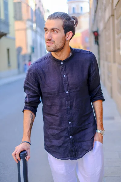 英俊的意大利黑头发男人 穿着蓝色衬衫在城里 高质量的照片 — 图库照片