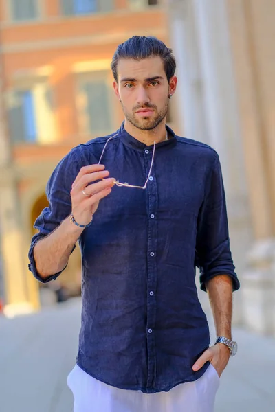 Pohledný Italský Tmavovlasý Muž Modrou Košilí Městě Kvalitní Fotografie — Stock fotografie