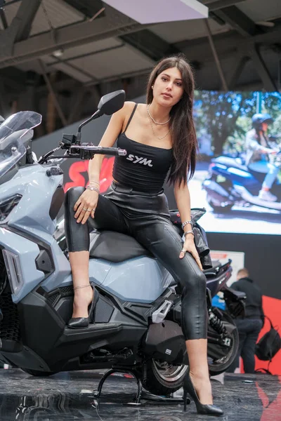 Milano, İtalya - 2021 11: Eicma Milano Bisiklet Fuarı Esmer Maria Laura de Vitis kızı. Yüksek kalite fotoğraf
