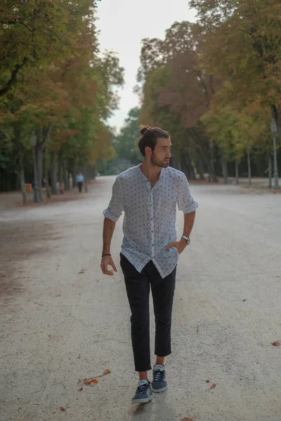 Parma Düklüğü 'nde gömlek giyen yakışıklı, koyu renk saçlı bir İtalyan çocuk. Yüksek kalite fotoğraf