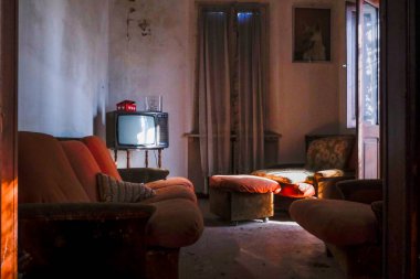 Terk edilmiş eski kraliyet evindeki yemek odası. Yüksek kalite fotoğraf