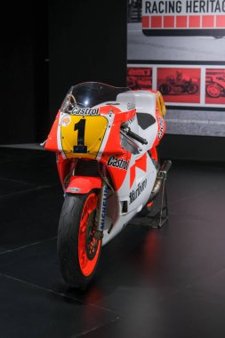 Milano, İtalya - 2021 11: Eicma Milano Bisiklet Fuarı Yamaha 500cc Wayne Rainey. Yüksek kalite fotoğraf