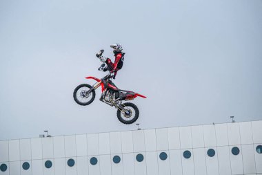 Milano, İtalya - 2021 11: Eicma Milano Bisiklet Fuarı Serbest Motokros numaraları. Yüksek kalite fotoğraf