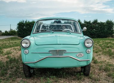 Reggio Emilia, İtalya: 2021-08-10 Autobianchi Bianchina Spiaggina güzel restore edilmiş turkuaz klasik araba. Yüksek kalite fotoğraf