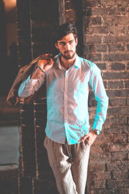 Beyaz gömlekli yakışıklı, koyu renk saçlı adam. Yüksek kalite fotoğraf