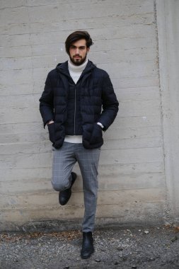 Sakallı ve kalın ceketli yakışıklı İtalyan. Yüksek kalite fotoğraf