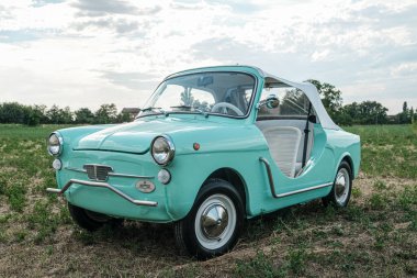 Reggio Emilia, İtalya: 2021-08-10 Autobianchi Bianchina Spiaggina güzel restore edilmiş turkuaz klasik araba. Yüksek kalite fotoğraf