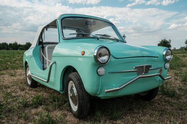 Reggio Emilia, İtalya: 2021-08-10 Autobianchi Bianchina Spiaggina güzel restore edilmiş turkuaz klasik araba. Yüksek kalite fotoğraf