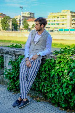 Yakışıklı, siyah saçlı, ceketli ve gömlekli bir İtalyan. Yüksek kalite fotoğraf