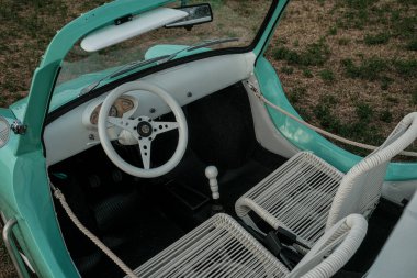 Reggio Emilia, İtalya: 2021-08-10 Autobianchi Bianchina Spiaggina güzel restore edilmiş turkuaz klasik araba. Yüksek kalite fotoğraf