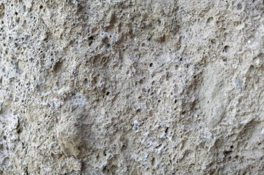 Zamanın aşındırdığı taştan yapılmış taş bir duvar. Yüksek kalite fotoğraf