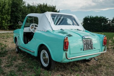 Reggio Emilia, İtalya: 2021-08-10 Autobianchi Bianchina Spiaggina güzel restore edilmiş turkuaz klasik araba. Yüksek kalite fotoğraf