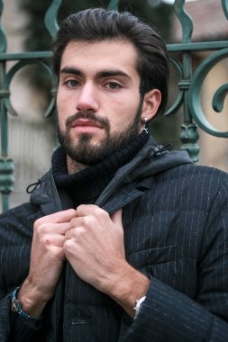 Sakallı ve kalın ceketli yakışıklı İtalyan. Yüksek kalite fotoğraf