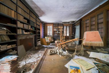 Büyük terk edilmiş evde eski kitap ve dergilerle dolu bir kütüphane. Yüksek kalite fotoğraf